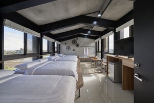 Habitación familiar | Minibar, escritorio, sistema de insonorización y wifi gratis