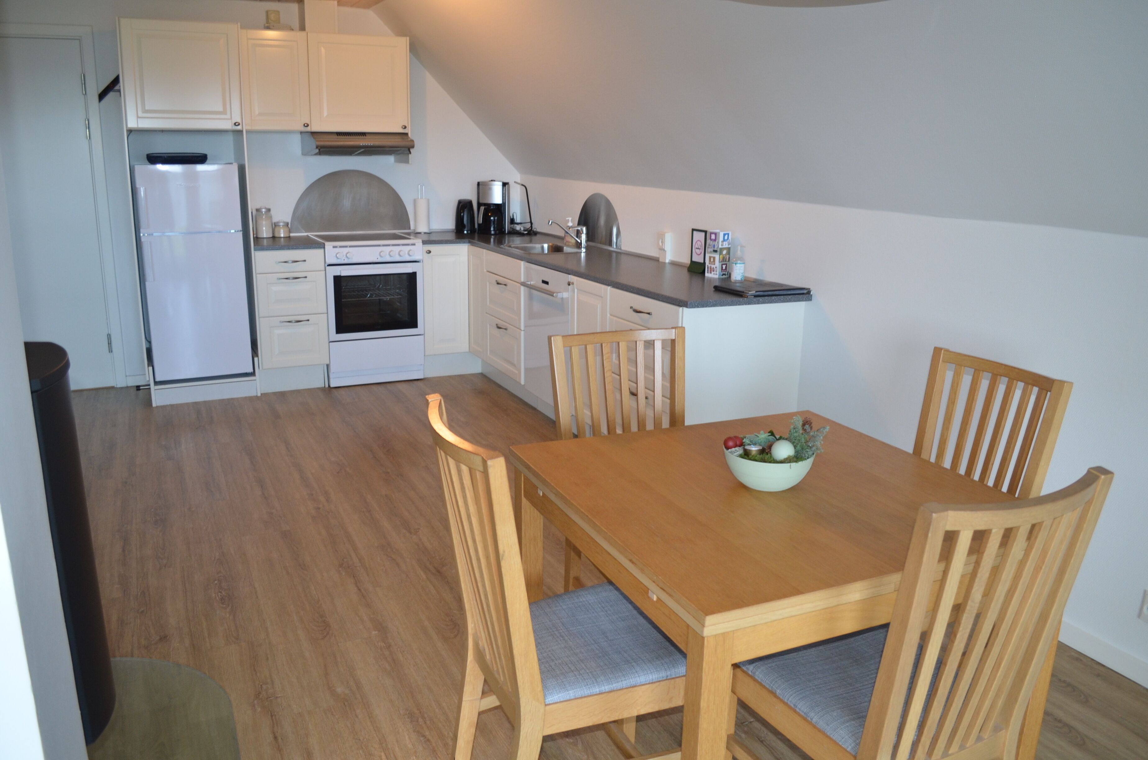 traditional studio (hemsen) | in-room dining