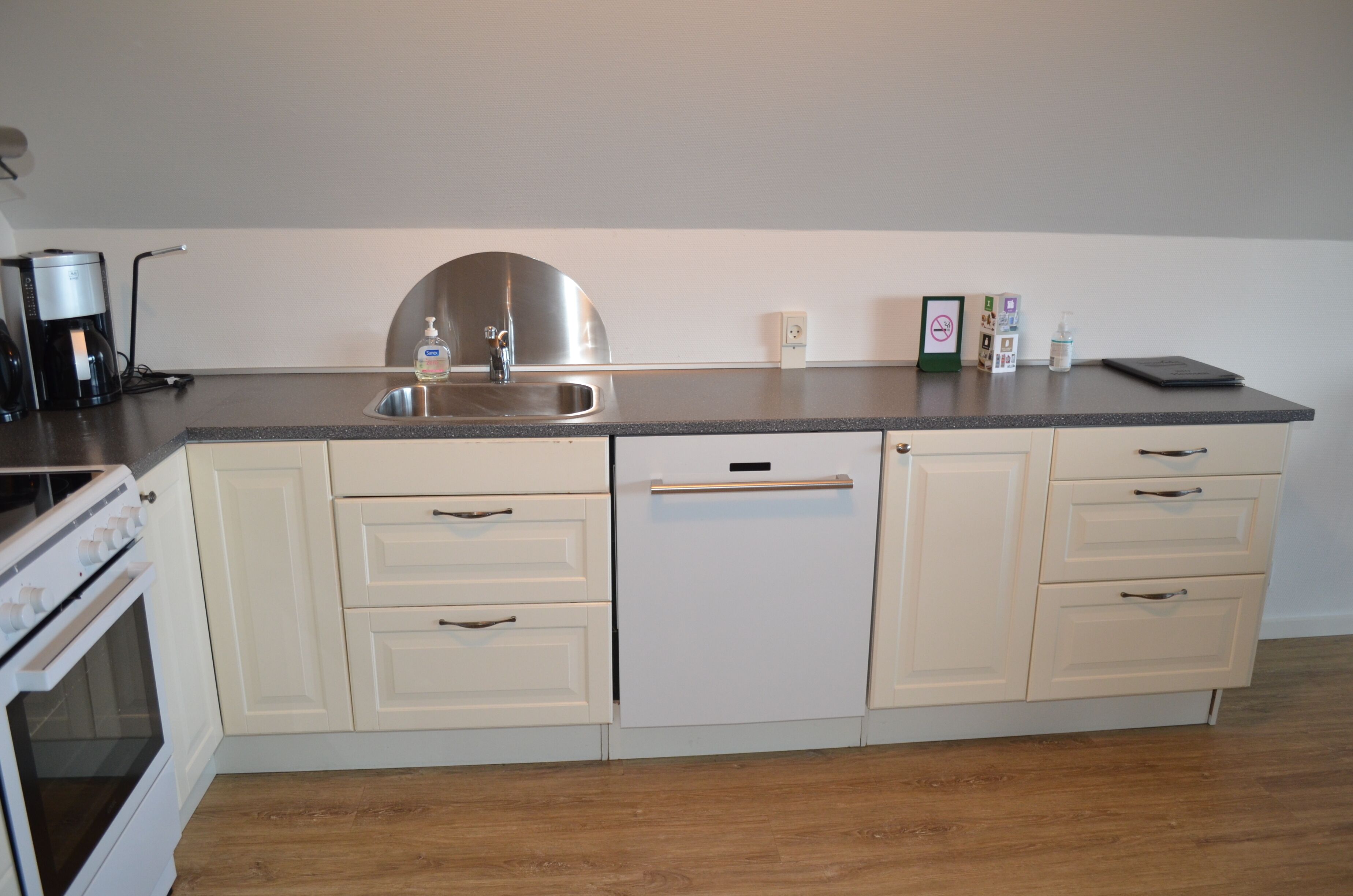 traditional studio (hemsen) | private kitchen | fridge, microwave, coffee/tea maker, electric kettle