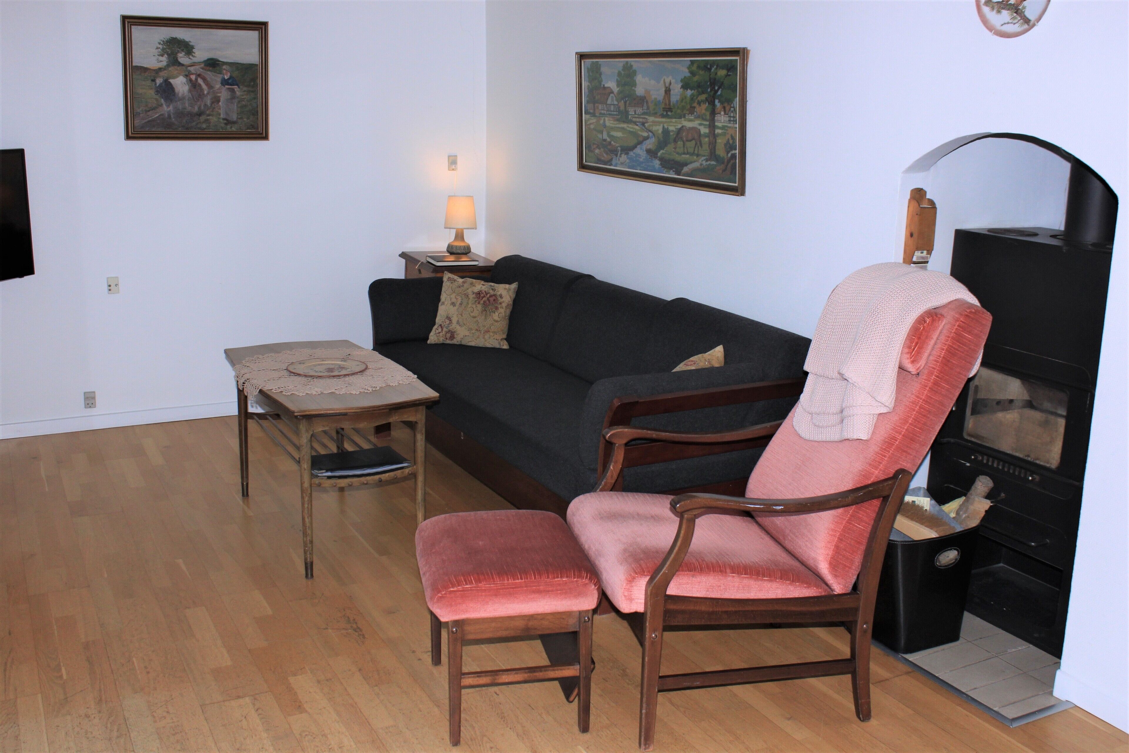 apartment (retro) | living area | lcd tv, toys, heated floors