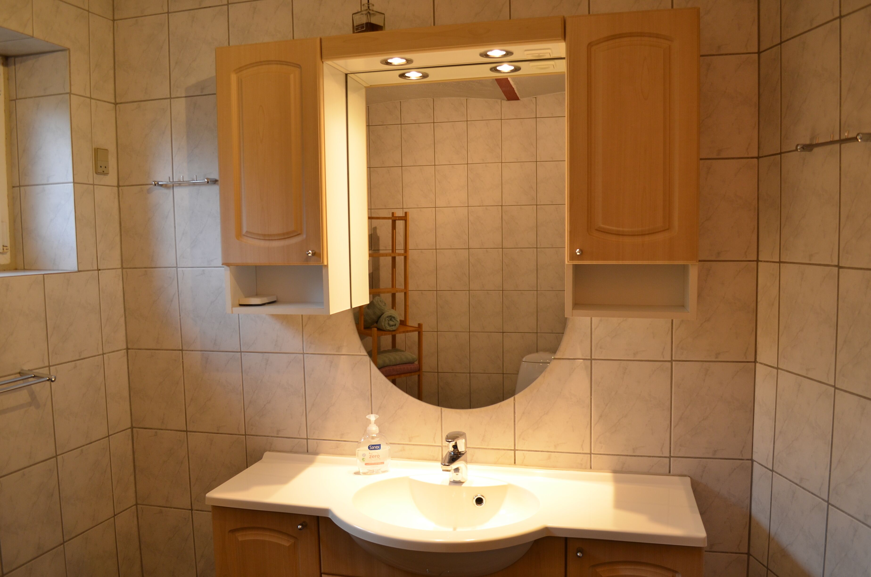 apartment (retro) | bathroom | shower, bathrobes, towels, soap