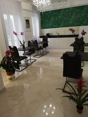 Flat-screen TV - St. Peter Area Luxury Suites (Rome)