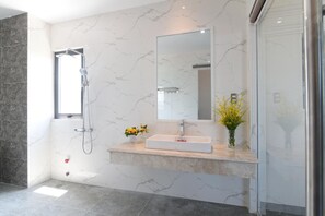 Shower, free toiletries, hair dryer, slippers - Sun Beach Hotel (Ho Chi Minh City)