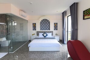 Minibar, escritorio, sistema de insonorización y wifi gratis