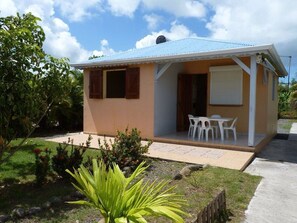Outdoor dining - Coconut tree ----- quiet place, equipped house, saltwater pool (Saint-françois)