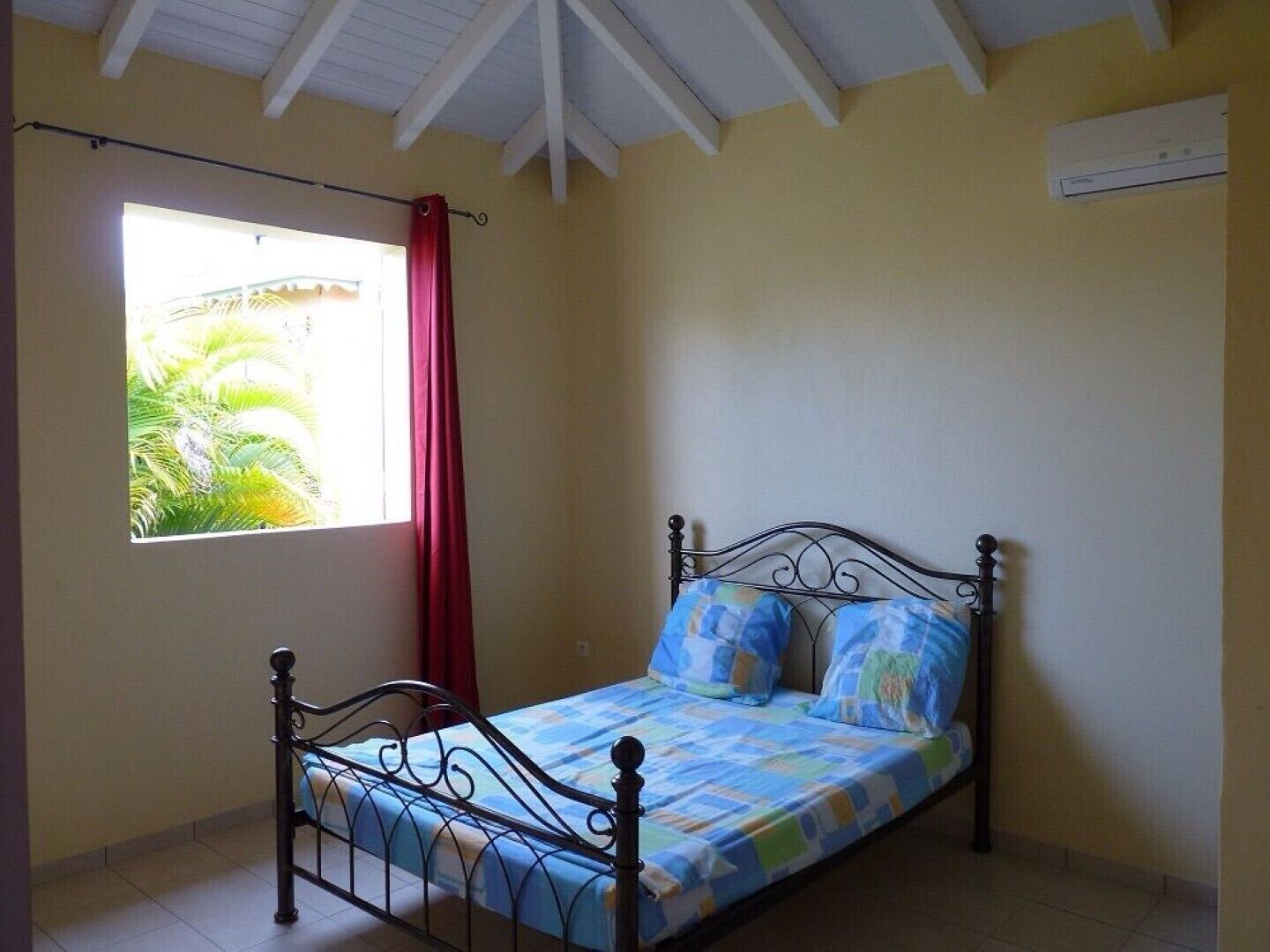 1 habitación, tabla de planchar con plancha y cuna de viaje 