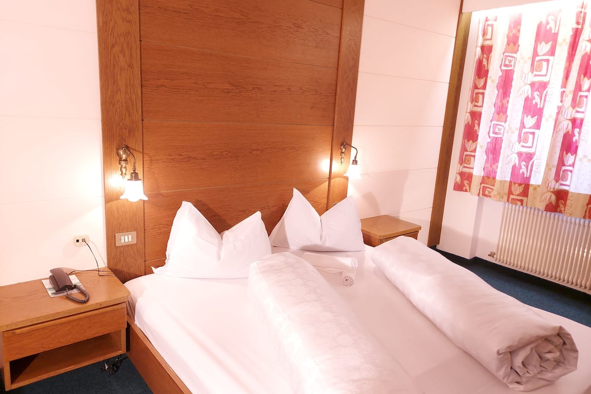 double room, annex building (haus erika) | hypo-allergenic bedding, down duvets, desk, soundproofing