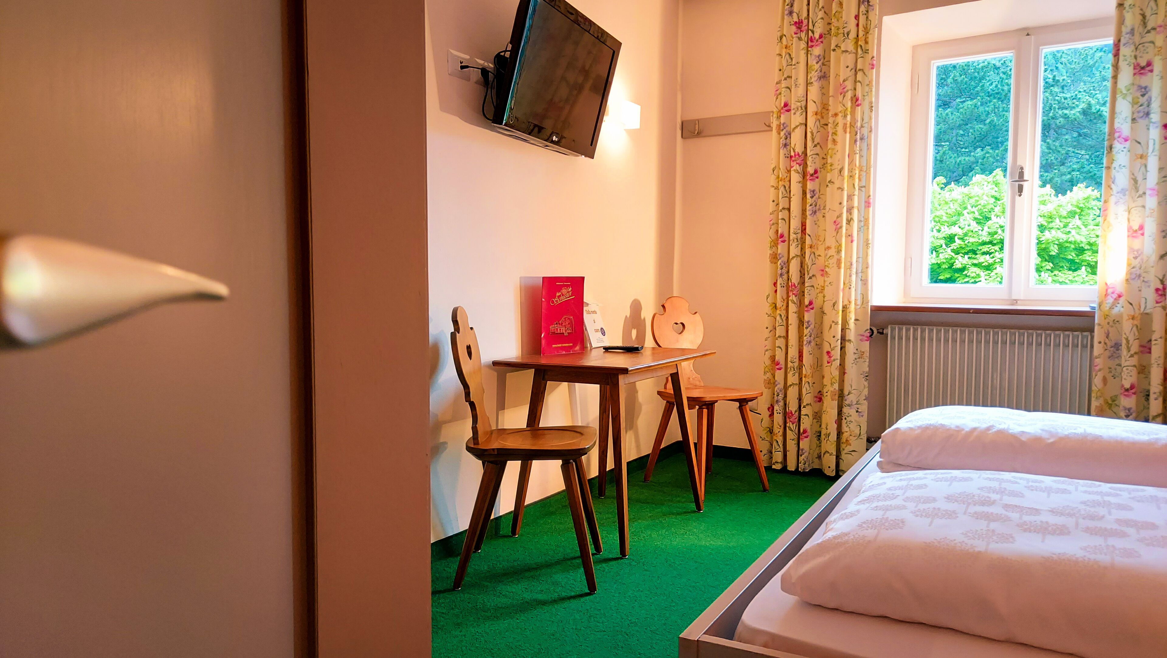 double room | hypo-allergenic bedding, down duvets, desk, soundproofing