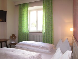 Double Room | Hypo-allergenic bedding, down comforters, desk, soundproofing