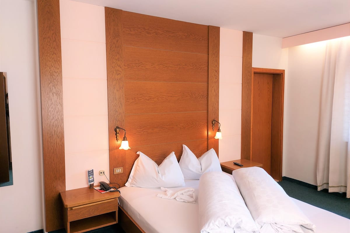 double room, annex building (haus erika) | hypo-allergenic bedding, down duvets, desk, soundproofing