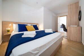 Individually decorated, desk, laptop workspace, soundproofing - Holiday Home Apartments Bellamare (Zadar)