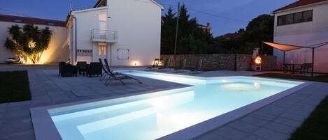 Außenpool (je nach Saison geöffnet), Sonnenschirme, Liegestühle