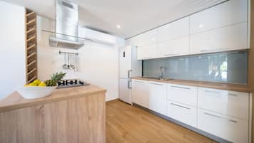 Premium Apartment | Private kitchen | Fridge, oven, stovetop, electric kettle