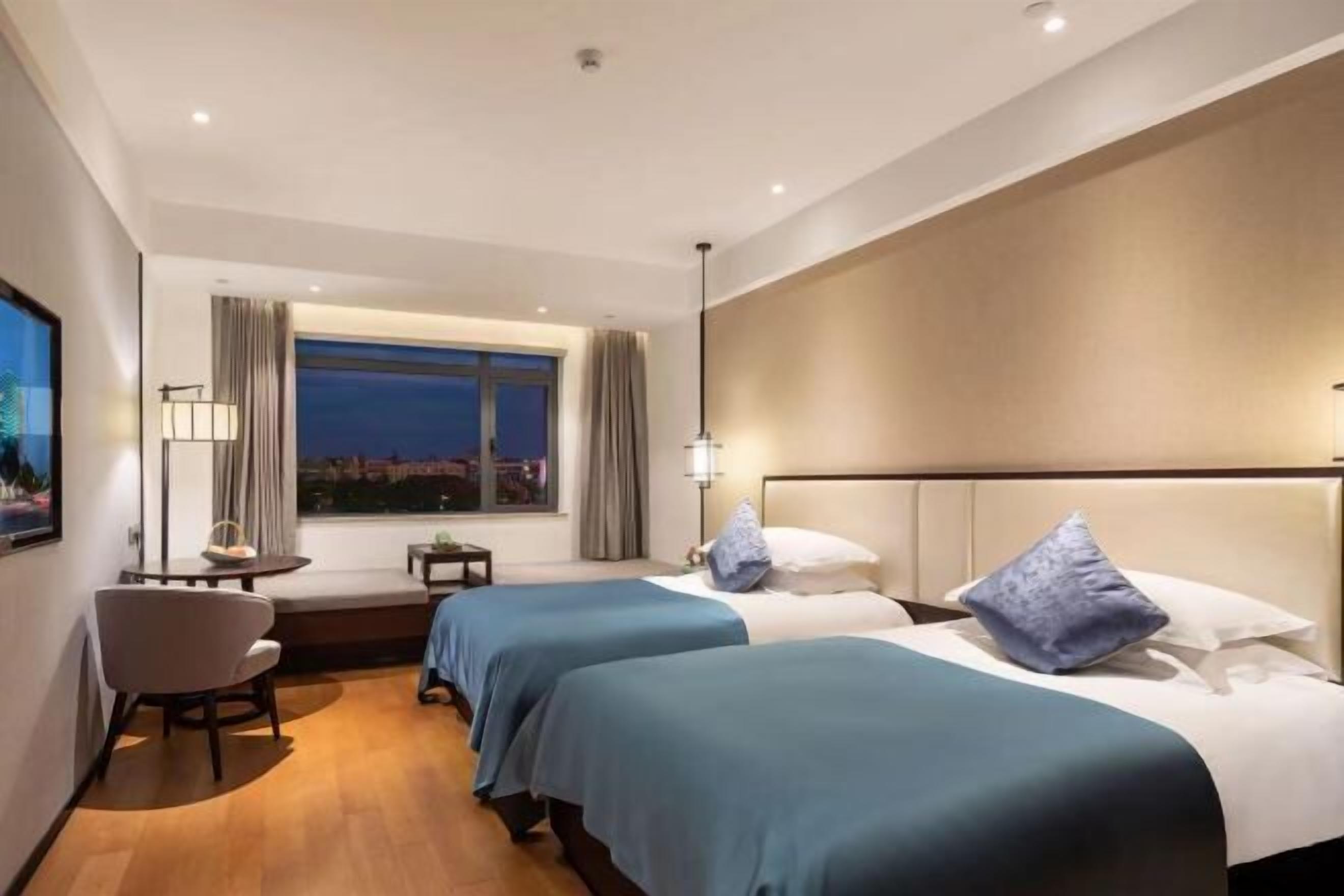 Meja, langsir/tirai gelap terus, katil bayi/kot 