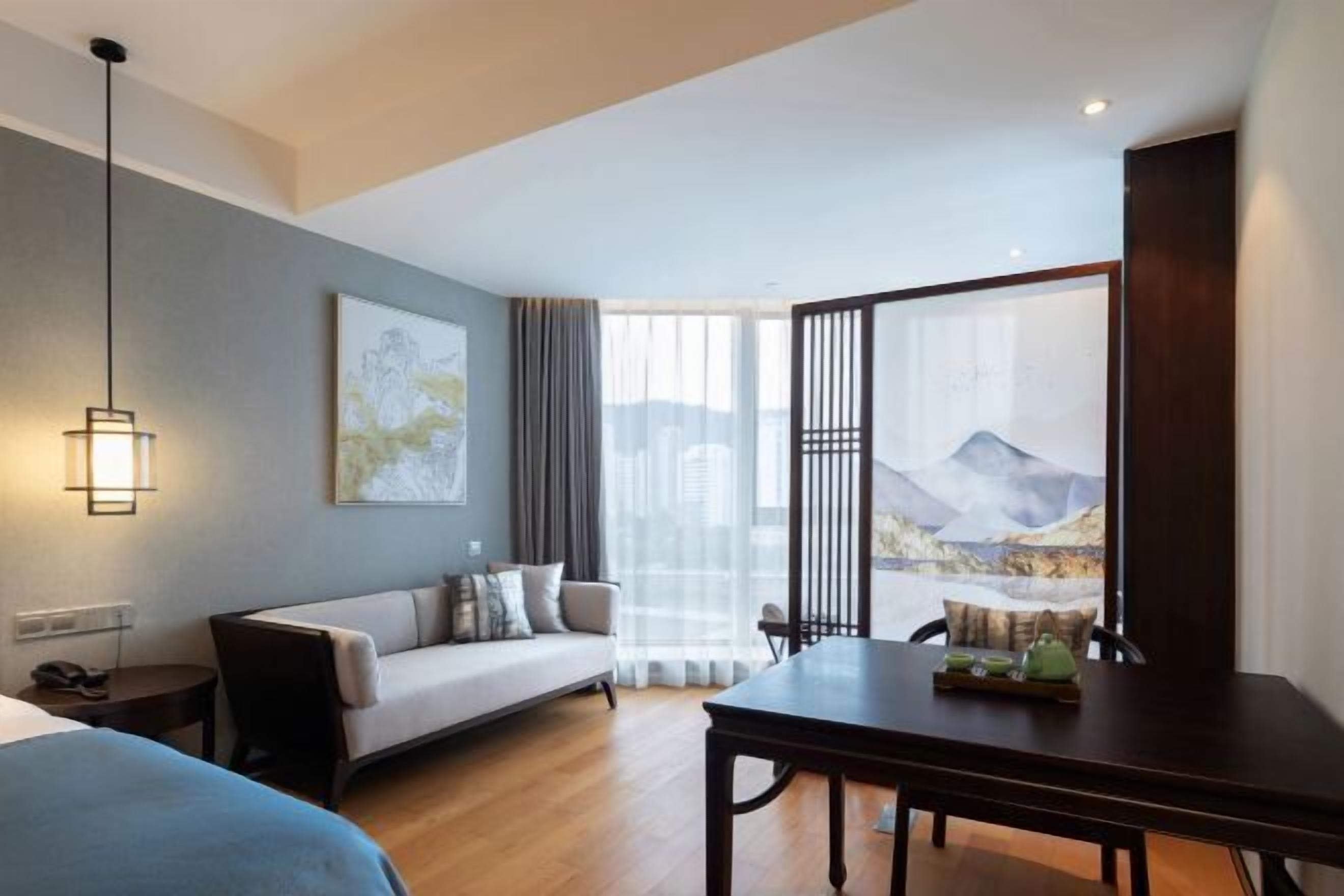 デスク、遮光カーテン、ベビーベッド、可動式ベッド