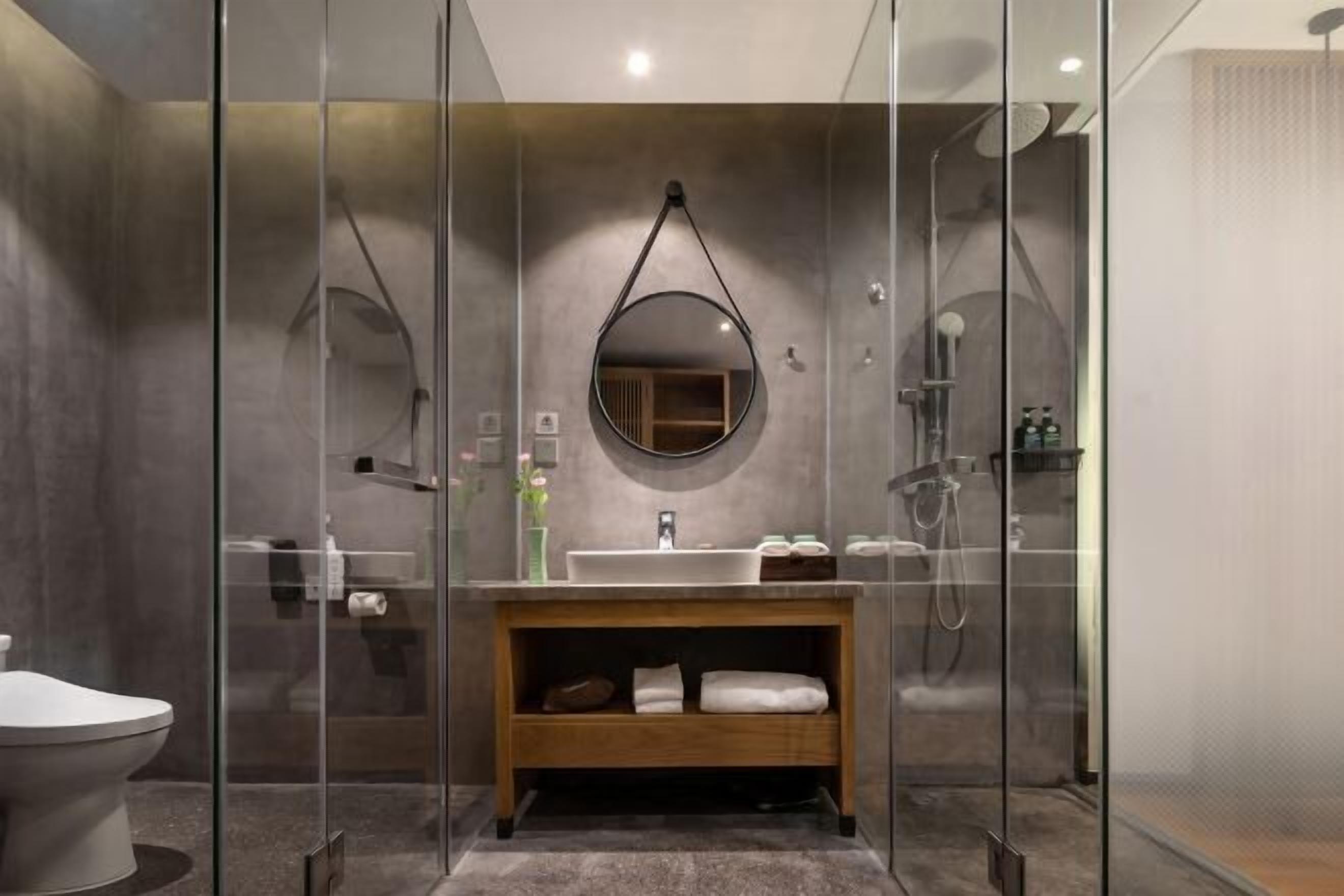 Skrivebord, blendingsgardiner og barnesenger