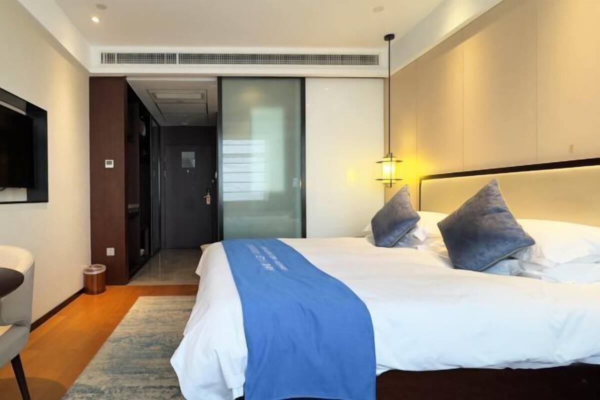 Escritorio, cortinas blackout, cunas y camas extra