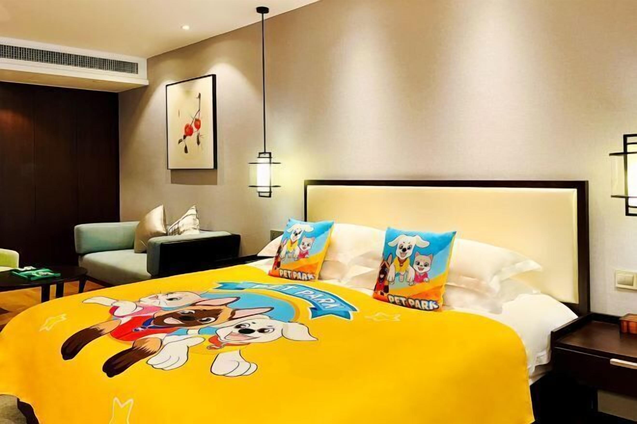 Skrivebord, blendingsgardiner og barnesenger