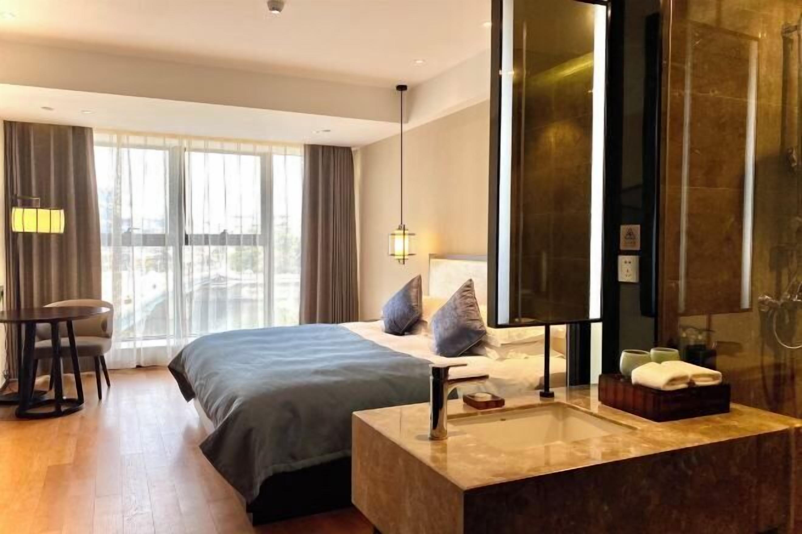 Escritorio, cortinas blackout, cunas y camas extra 