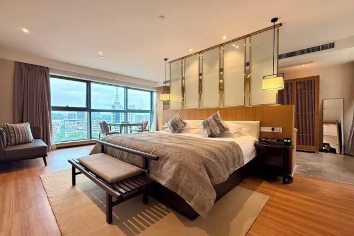 Työpöytä, pimennysverhot, vauvansängyt, lisävuoteet