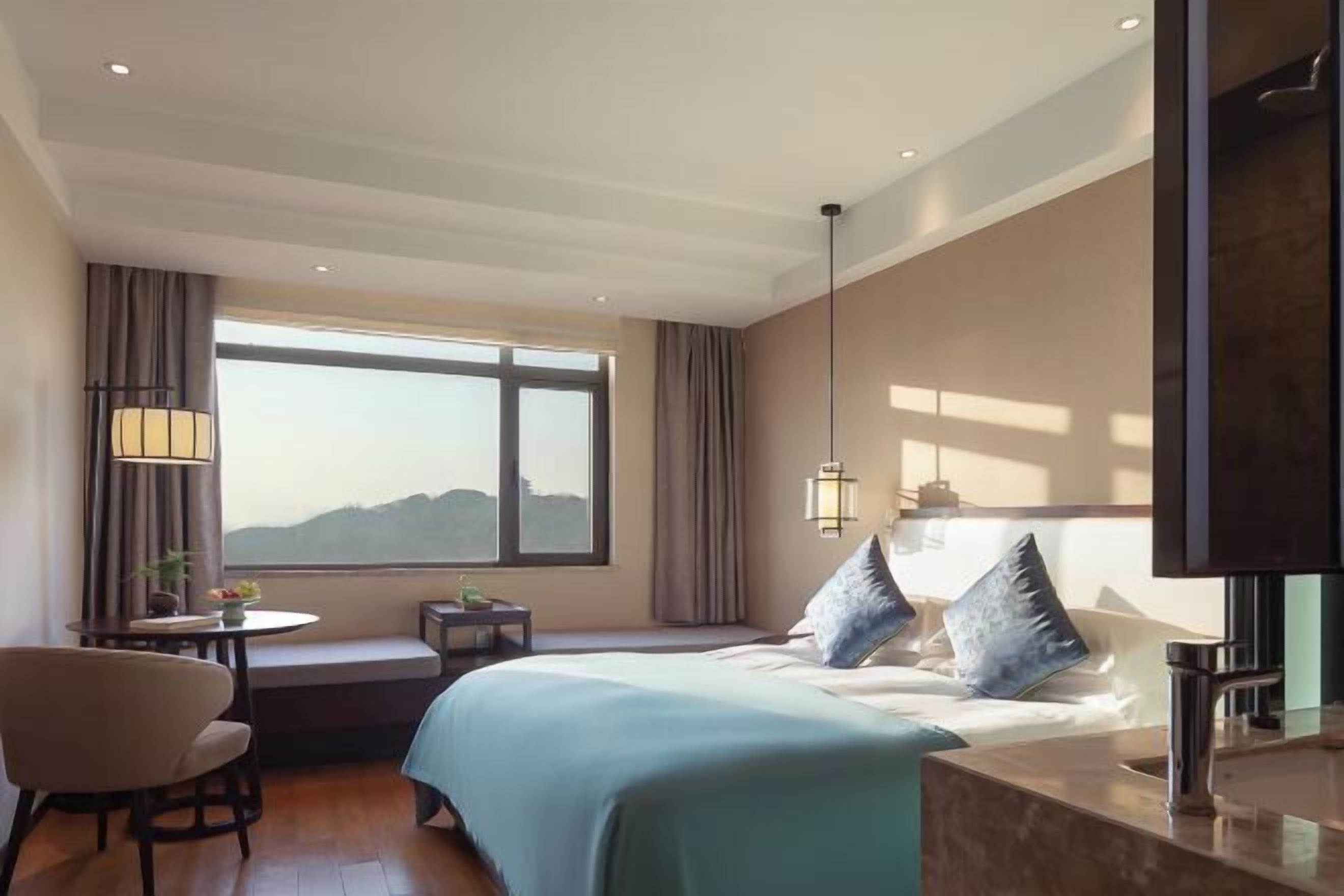 Bureau, rideaux occultants, lits bébé, lits pliants/supplémentaires