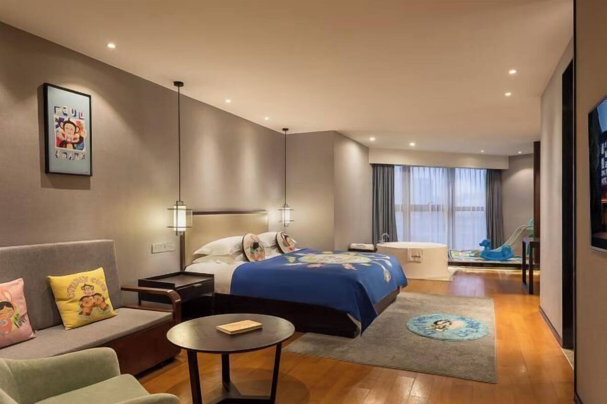 Bureau, rideaux occultants, lits bébé, lits pliants/supplémentaires