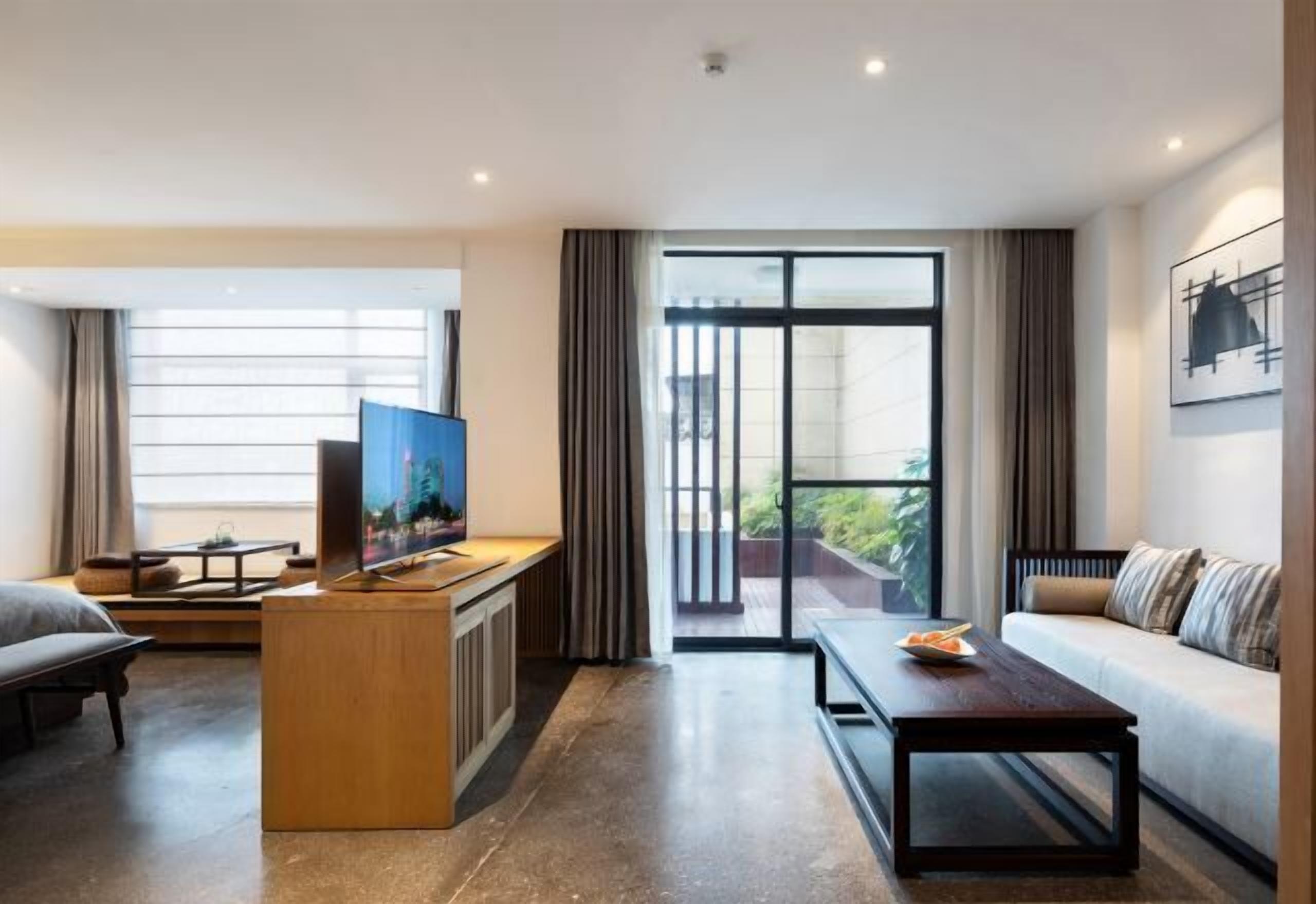 Skrivebord, blendingsgardiner og barnesenger