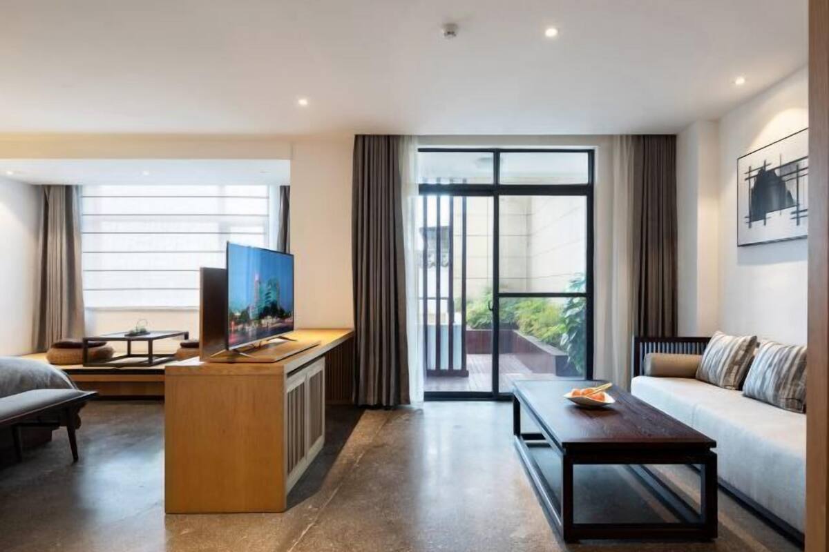 Skrivebord, blendingsgardiner og barnesenger