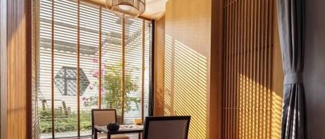 办公桌、遮光窗帘、婴儿床、折叠床/加床(额外收费)