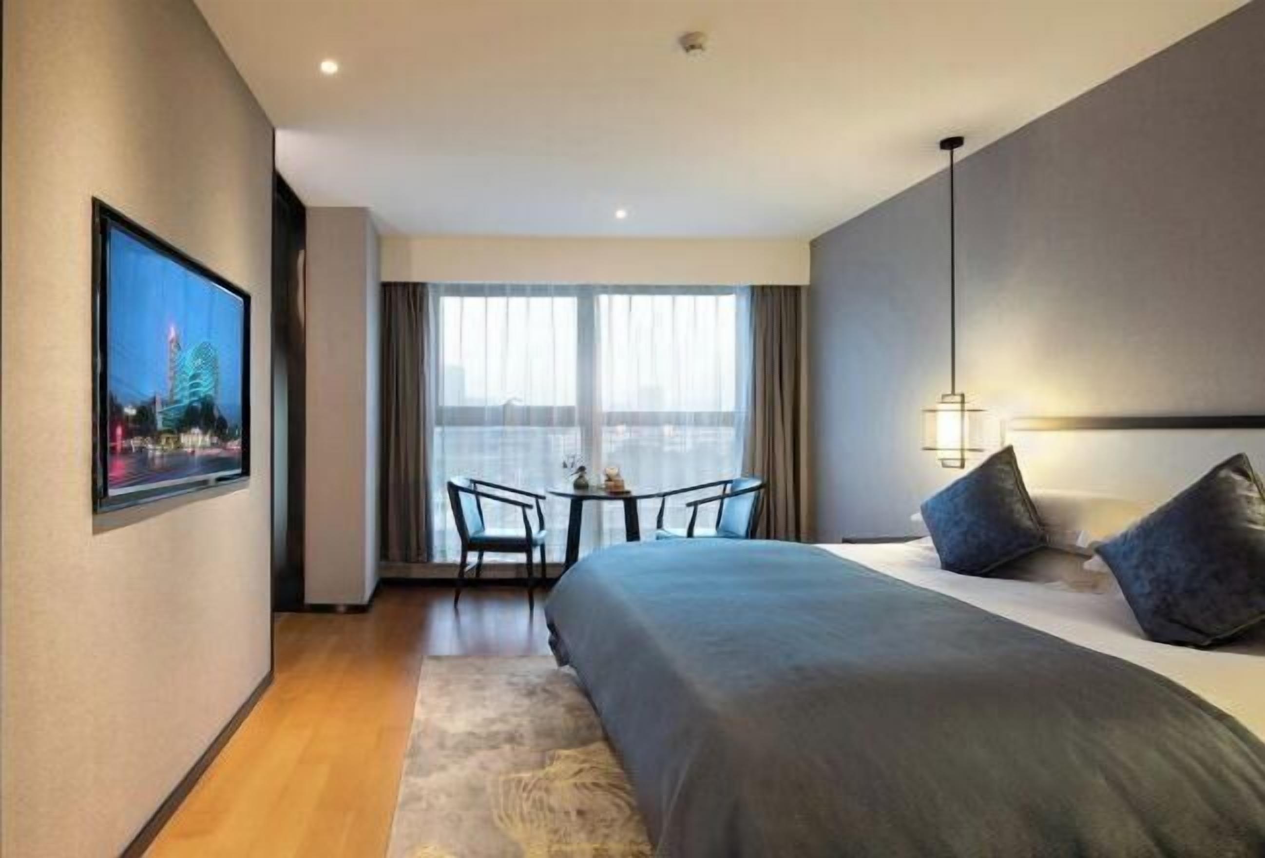 โต๊ะทำงาน, ผ้าม่านกันแสง, เปล/เตียงเด็กอ่อน, เตียงเสริม/เปล