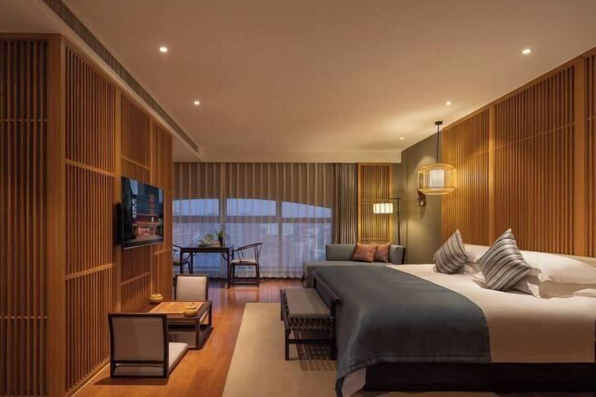 Bureau, rideaux occultants, lits bébé, lits pliants/supplémentaires