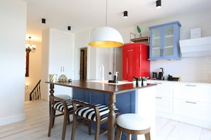 Appartement Exclusif, vue mer | Coin cuisine privé | Grand réfrigérateur, plaque de cuisson, lave-vaisselle