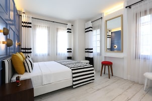 Ropa de cama de alta calidad y caja de seguridad en la habitación