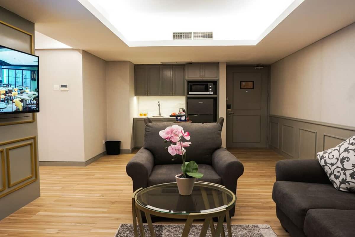 suite | premium bedding, free minibar, in-room safe, blackout curtains