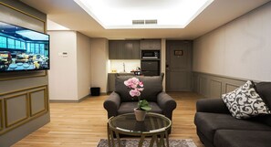 Suite | Premium bedding, free minibar, in-room safe, blackout curtains - Barito Mansion (Jakarta)