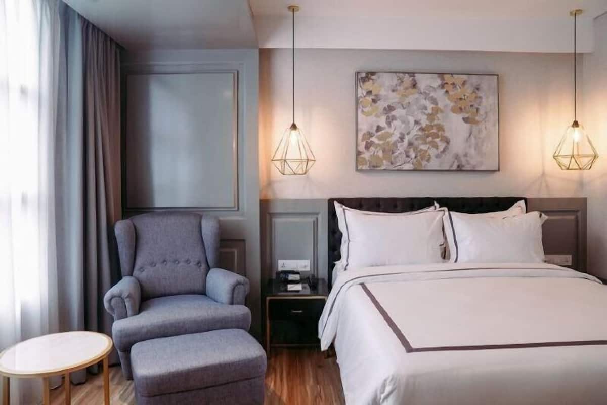 1 bedroom, premium bedding, free minibar, in-room safe