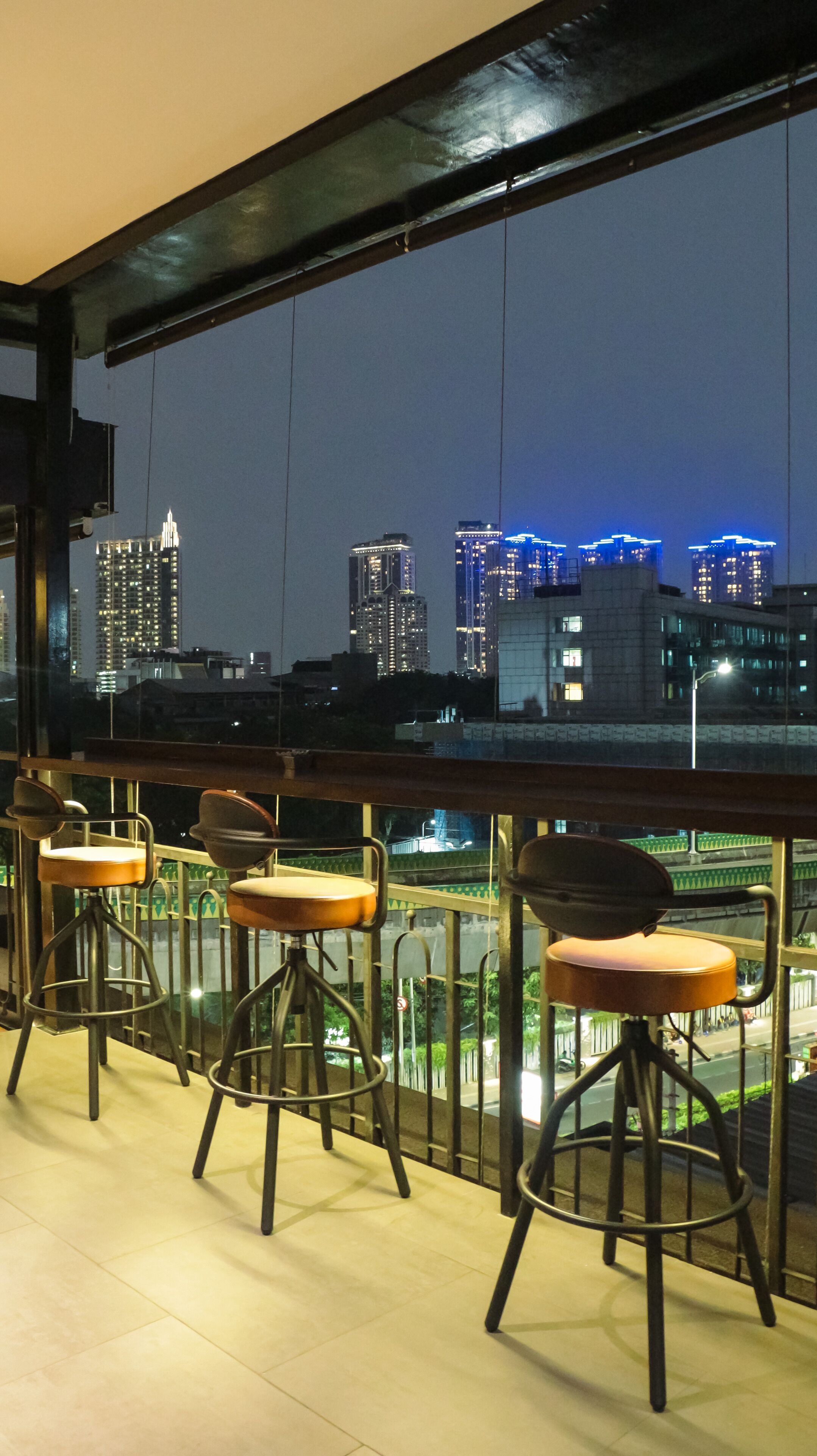 breakfast, lunch and dinner served