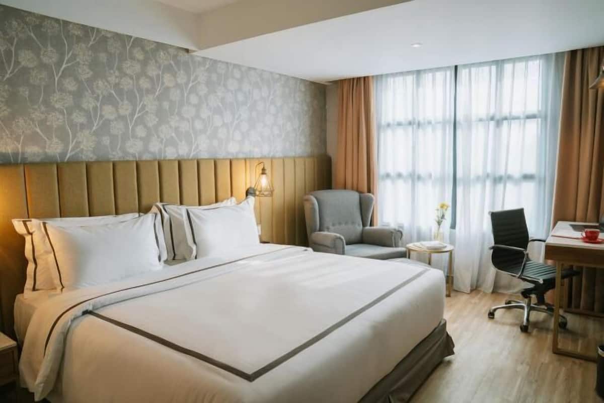 1 bedroom, premium bedding, free minibar, in-room safe