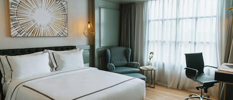 Deluxe Room, 1 Queen Bed | Premium bedding, free minibar, in-room safe, blackout drapes