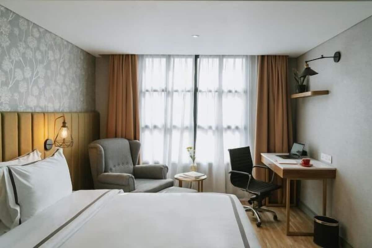 1 bedroom, premium bedding, free minibar, in-room safe