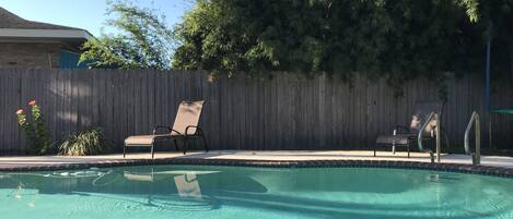 Una piscina al aire libre, una piscina climatizada