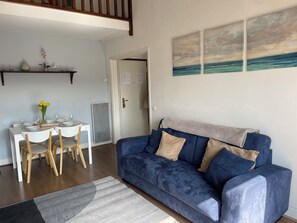 TV, DVD player, toys, books - Family-friendly Apartment with rooftop and minutes away from the beach. (Deauville)
