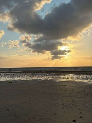 In Strandnähe, Liegestühle, Strandtücher