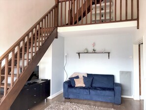 Fernseher, DVD-Player, Kinderspielzeug, Bücher