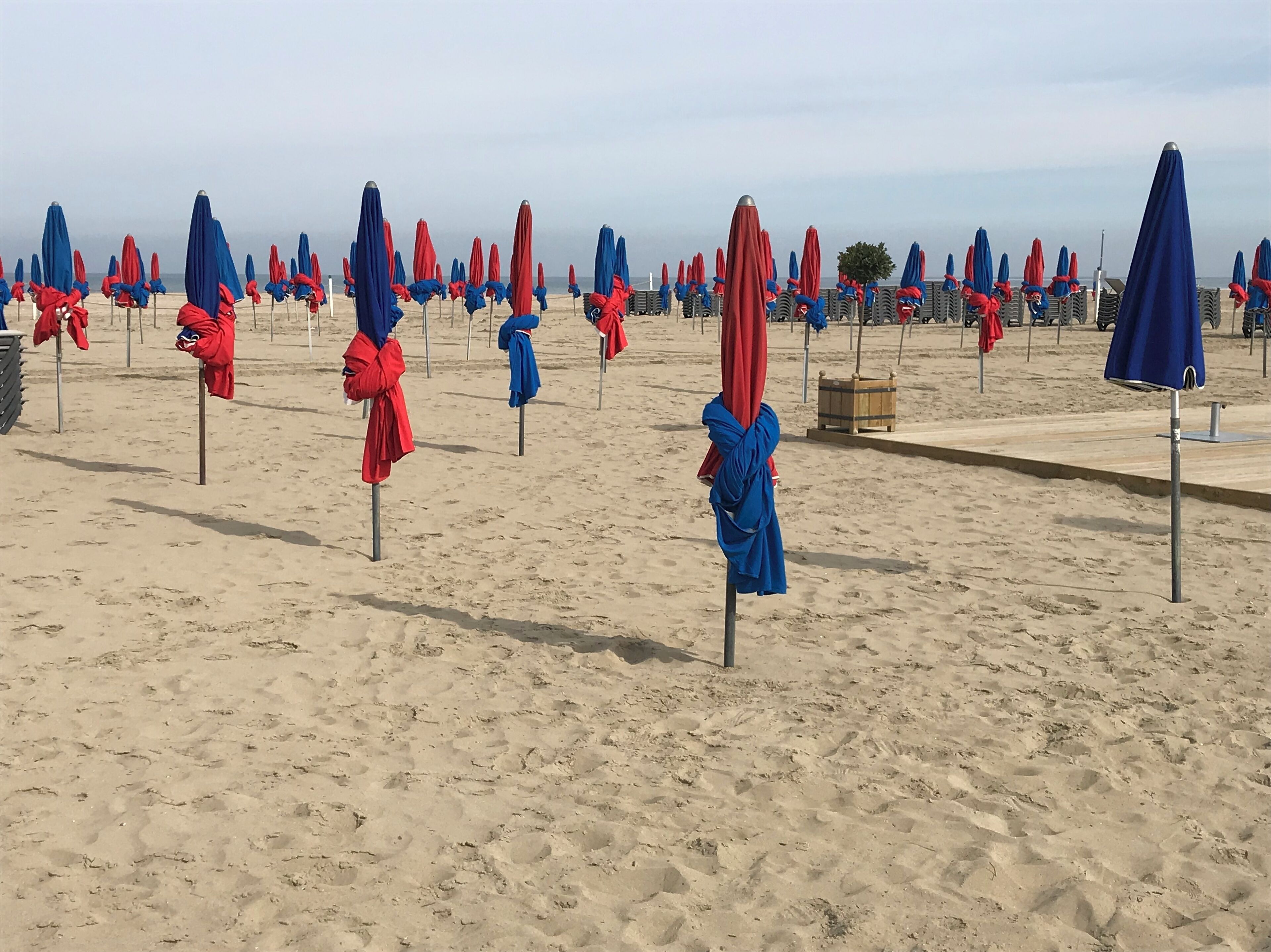 Plage à proximité, chaises longues, serviettes de plage