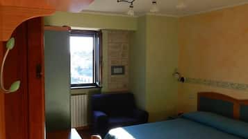Dreibettzimmer, Mehrere Betten, Bergblick | 1 Schlafzimmer, Allergikerbettwaren, Daunenbettdecken