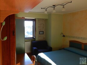 Dreibettzimmer, Mehrere Betten, Bergblick | 1 Schlafzimmer, Allergikerbettwaren, Daunenbettdecken