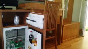 A compact refrigerator with a freezer compartment, containing various beverages and a bottle of champagne. - Garnì B&B La Rua-Pescocostanzo (Pescocostanzo)