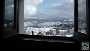 A view through a window of a snowy landscape with a mountain in the distance. - Garnì B&B La Rua-Pescocostanzo (Pescocostanzo)