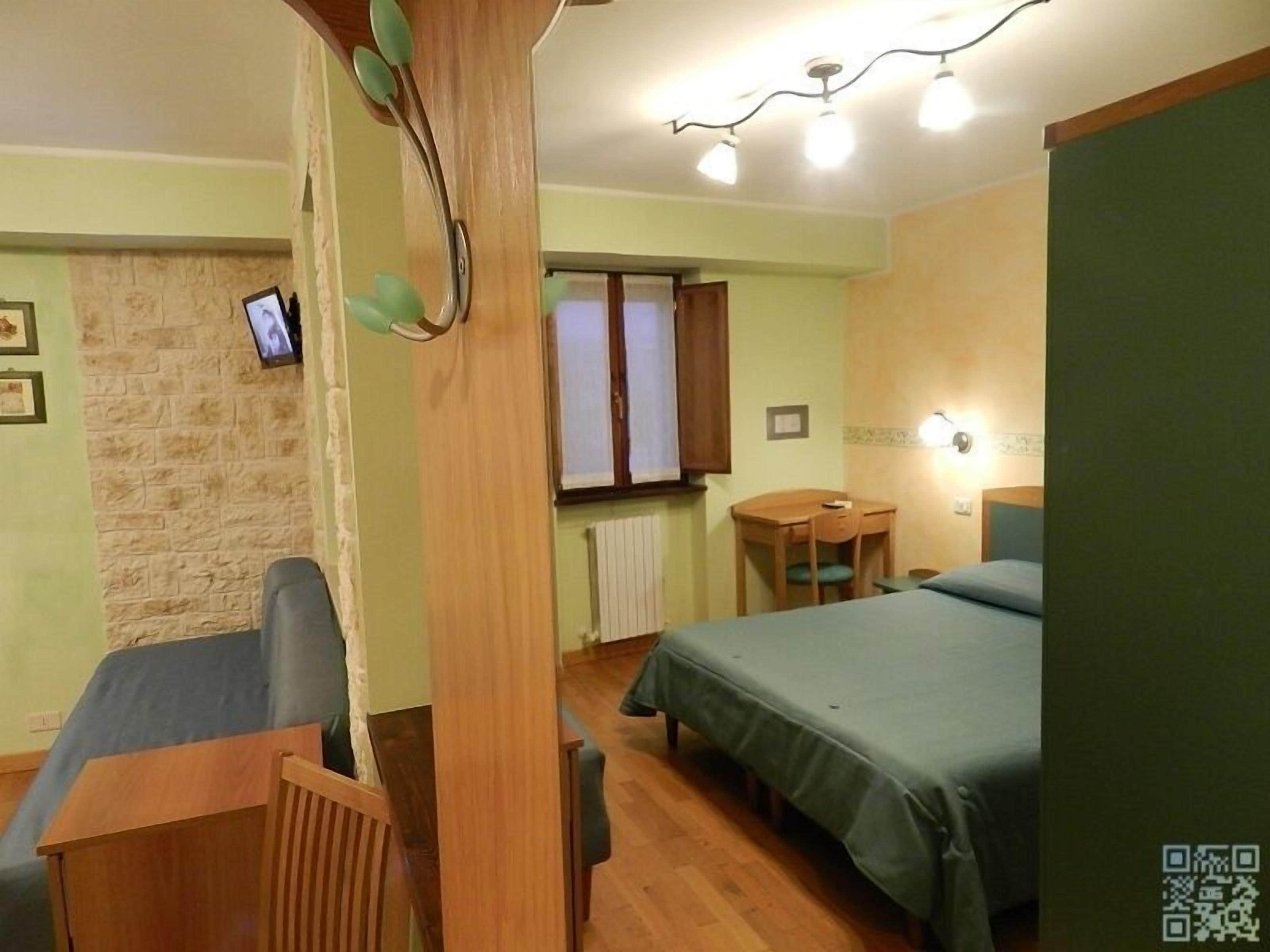 Camera tripla, letti multipli, vista montagna | 1 camera, biancheria da letto ipoallergenica, copriletto in piuma